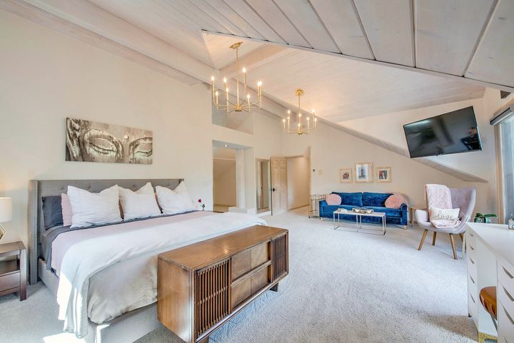 Primary suite sitting area