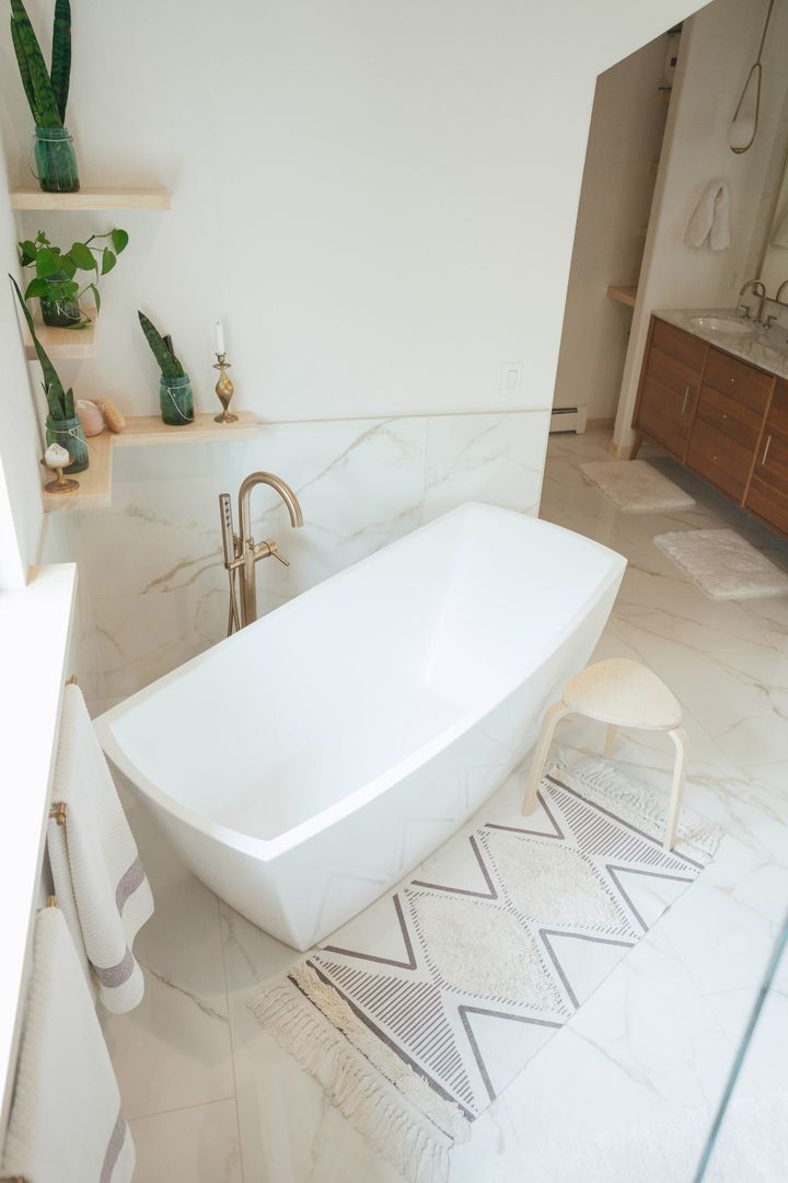 Freestanding soaking tub